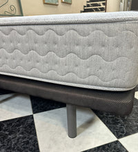 Load image into Gallery viewer, 1040 - Good quality mattress (as new, very good condition!) +  tapi (solid base) (160cm x 200cm)
