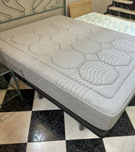 Load image into Gallery viewer, 1040 - Good quality mattress (as new, very good condition!) +  tapi (solid base) (160cm x 200cm)
