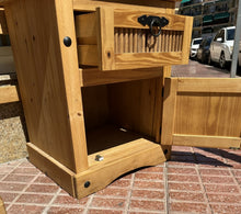 Load image into Gallery viewer, 1014 - Mexican pine bedsides (51cm x 43cm, 65cm high) and headboard (146cm wide, 107cm high). 225€ for the set
