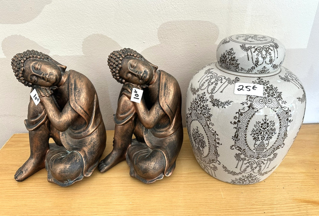 1147 - Statues and urn  (Left: 24cm  10€ each,  Right: 27cm 25€)