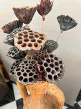 Cargar imagen en el visor de la galería, 1060 - High quality vintage pot with stands and flowers ) (pot + stand = 105cm)
