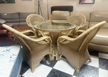 Load image into Gallery viewer, 1018 - Large Round table +4 armchairs.
