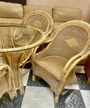 Load image into Gallery viewer, 1018 - Large Round table +4 armchairs.
