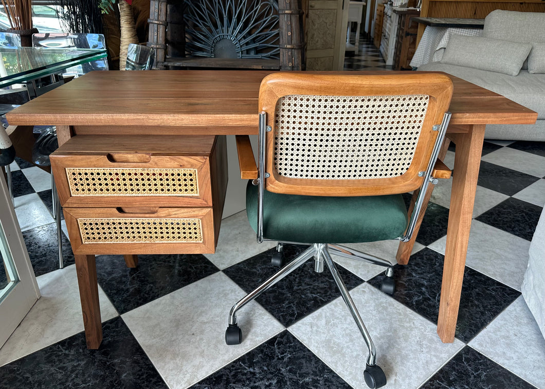 1015 - Desk + chair good quality and in very good condition.