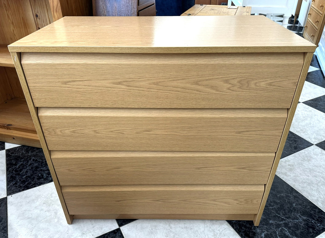 1068 - Chest of drawers.