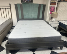 Load image into Gallery viewer, 1020 - High quality bed bedframe with velvet headboard + base + high quality as new mattress (160cm x 200cm). All in very good condition!
