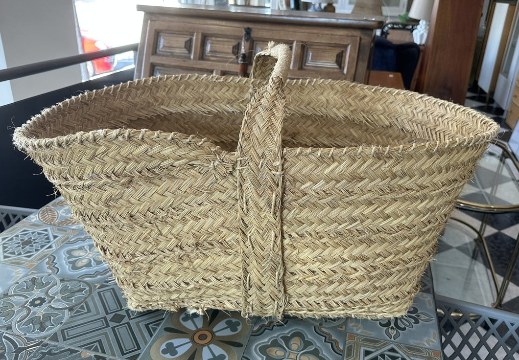 1048 - Large basket. (80cm x 40cm)
