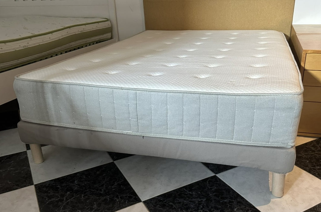 1033 - Complete bed (mattress and base, 140cm x 200cm)