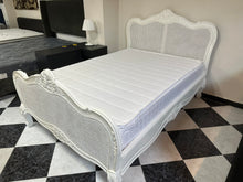 Load image into Gallery viewer, 1008 - Vintage style bed with mattress (in very good condition, 135cm x 190cm)
