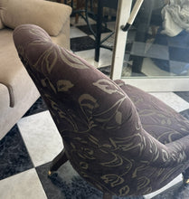 Load image into Gallery viewer, 1168 - Small vintage chair.
