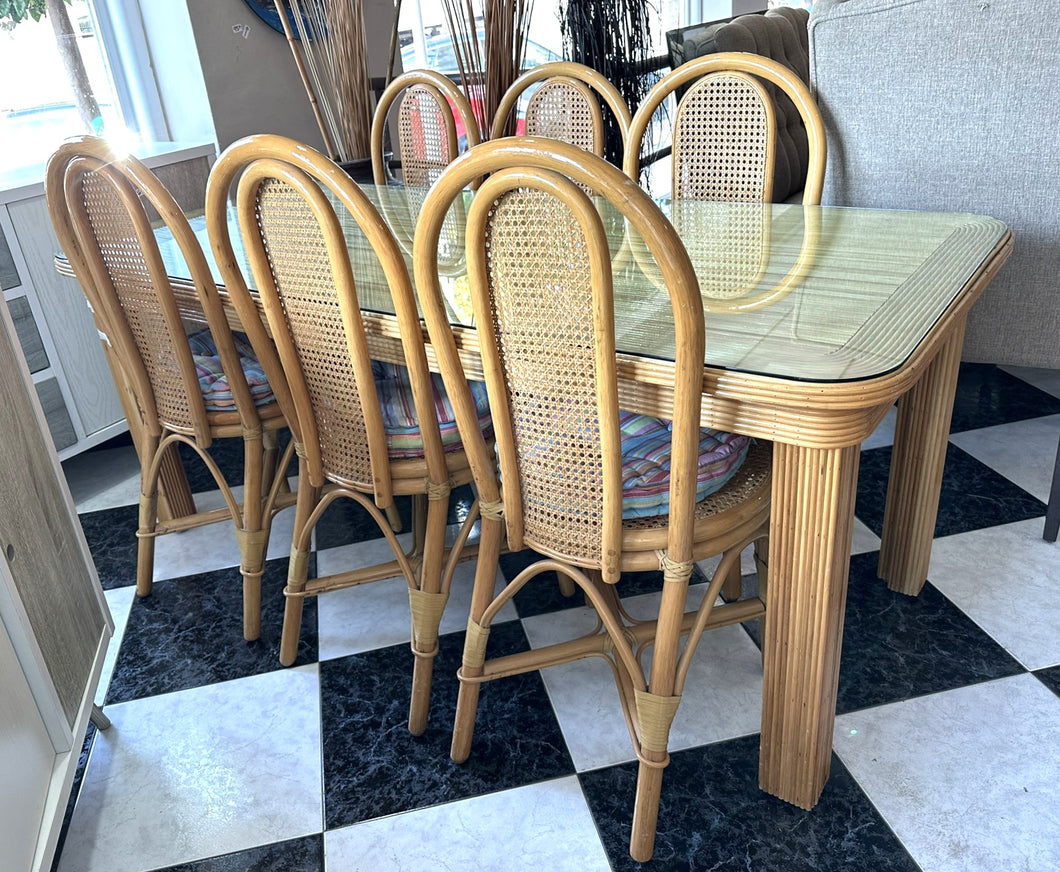 1020 - Dining table with thick glass top (181cm x 83cm) + 6 chairs + cushions!