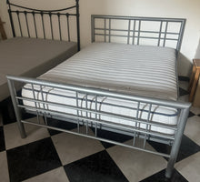 Cargar imagen en el visor de la galería, 1064 - Metal bed frame + mattress (135cm x 190cm) All in very good condition! (topper available as well, included)
