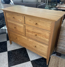 Load image into Gallery viewer, 1035 - High quality large oak chest of drawers (112cm x 49cm, 89cm high)
