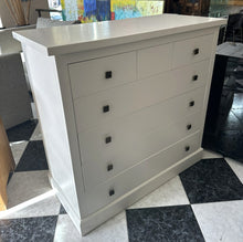 Load image into Gallery viewer, 1139 - Large high quality chest of drawers (111cm x 51cm, 107cm high)

