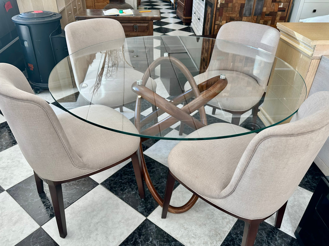 1005 - very nice round glass table (140cm) + 4 chairs.