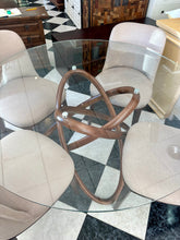 Load image into Gallery viewer, 1005 - very nice round glass table (140cm) + 4 chairs.
