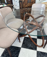 Load image into Gallery viewer, 1005 - very nice round glass table (140cm) + 4 chairs.
