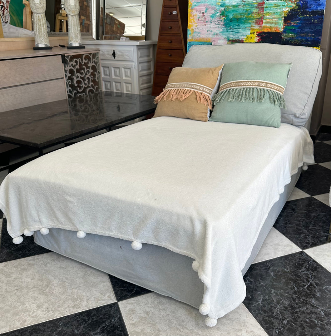 1003 - chaise lounge with throw and pillows. (165cm x 90cm)