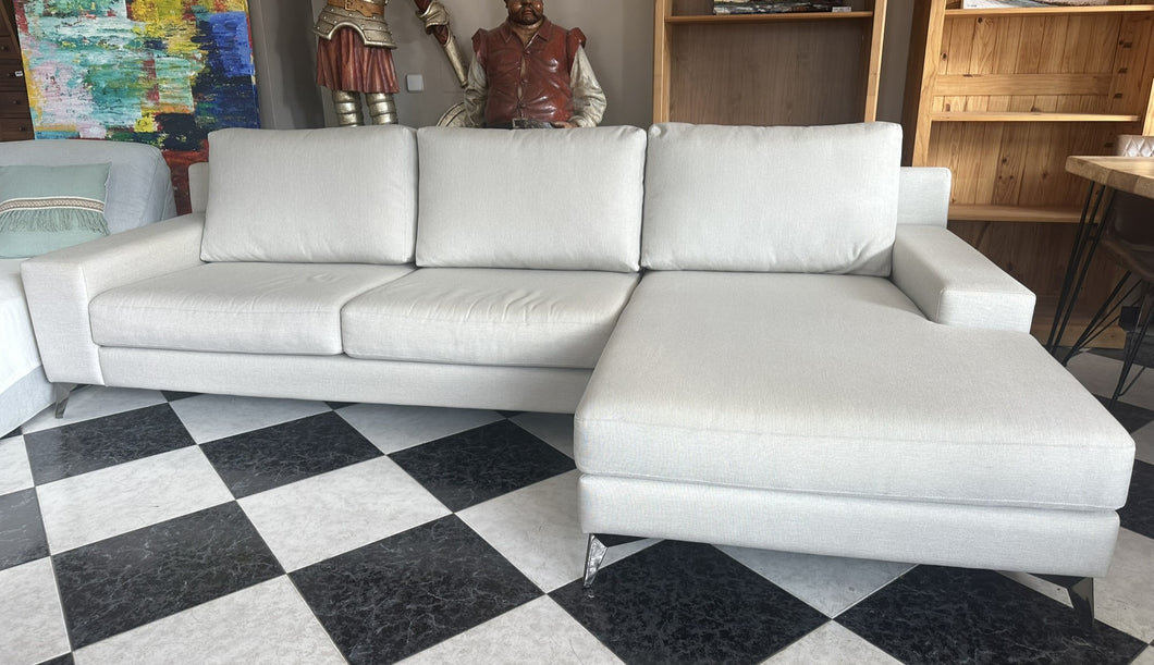 1000 - Fabric L-shaped sofa. In very good condition! (Sides: 285cm and 160cm)