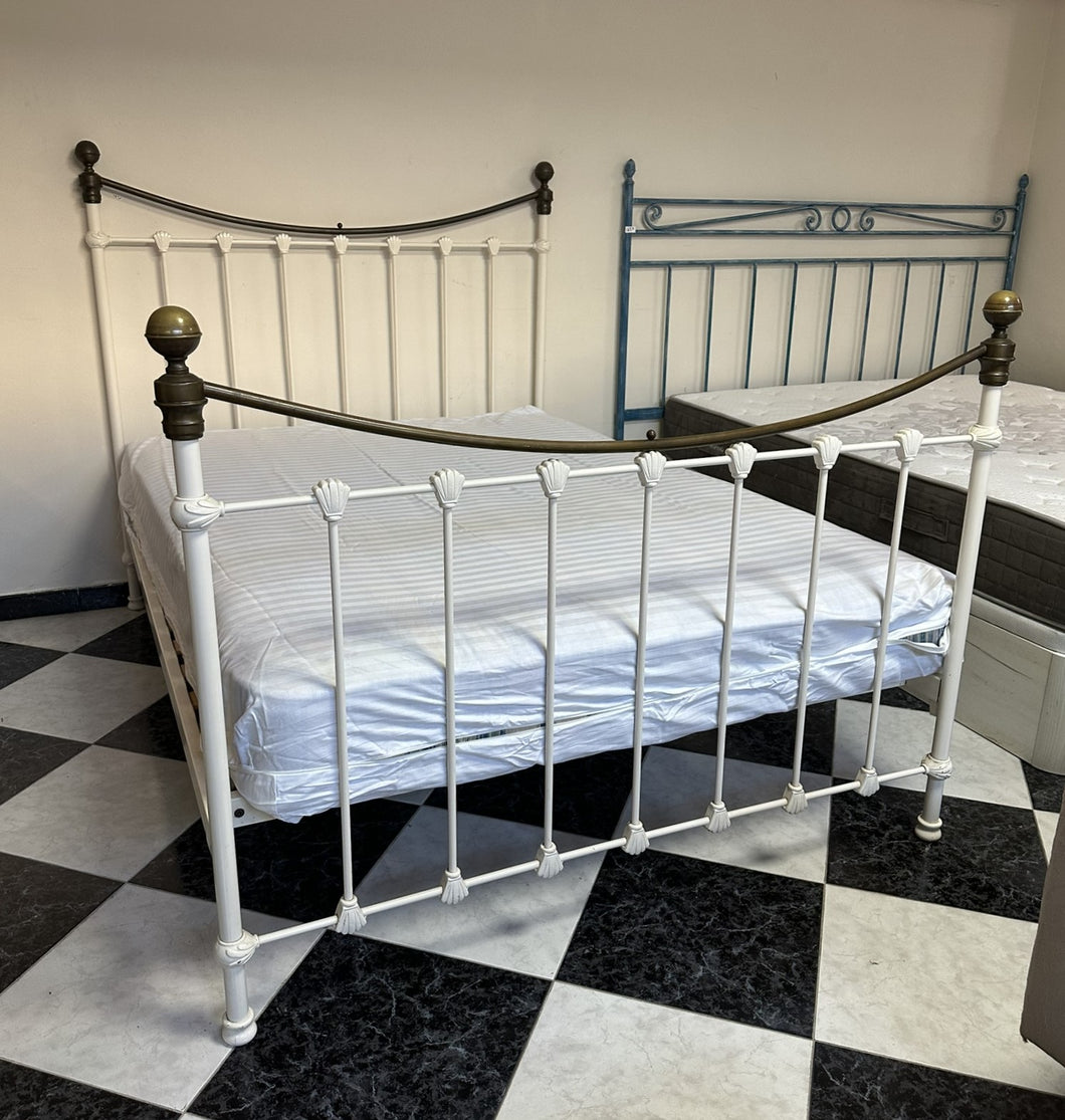1090 - Metal bed with mattress (135cm x 190cm)