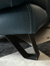 Cargar imagen en el visor de la galería, 1007 - High quality ELECTRIC leather L-shaped sofa. Teal color. In very good condition! (Sides: 285cm and 182cm)
