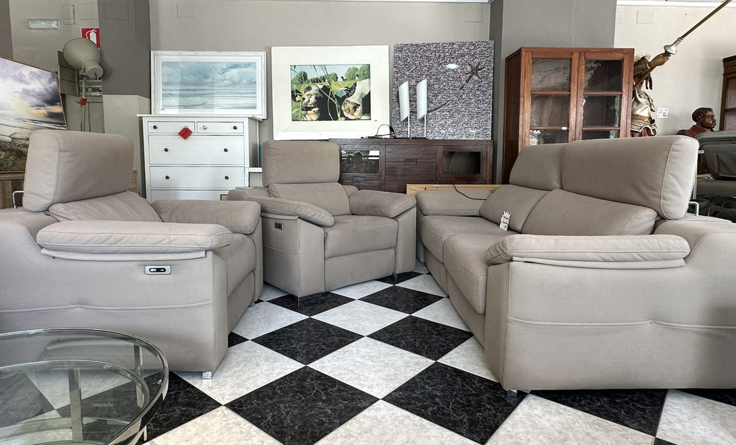 1001 - Large comfortable sofa suite! Consist of two ELECTRIC RECLINING armchairs (each 114cm wide) + three seater sofa (230cm).  895€ for the set!