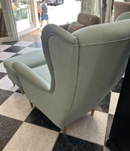 Cargar imagen en el visor de la galería, 1021 - Armchair + foot rest.
