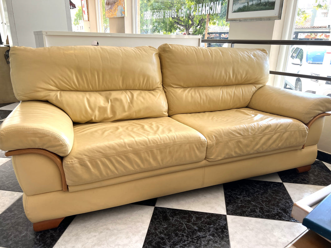 1092 - Beige leather sofa in very good condition. (200cm)