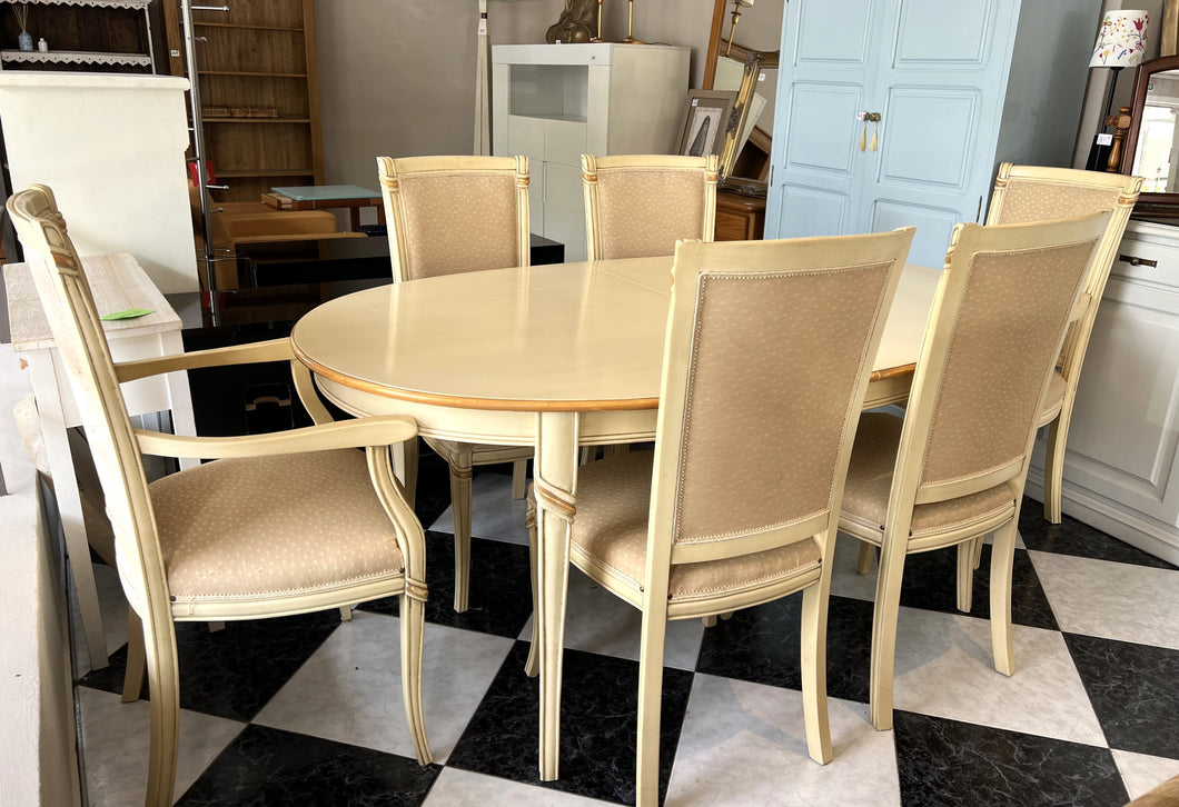 1153 -  Vintage extendible dining table (180cm x 110cm) in very good condition + 2 carvers + 4 chairs. (Matching furniture Ref# 1152 - 1155)